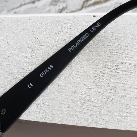 NWOT Guess Polarized Designer Sunglasses w/ Hard Case - Picture 11 of 11